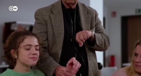 El superpoder de la risa   C  mo nos fortalece el humor   DW Documental