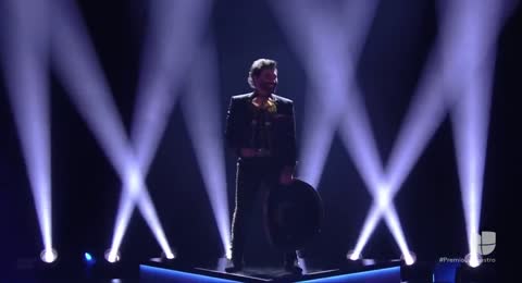 Alejandro Fern  ndez en Premio Lo Nuestro 2025  su show con un tributo a su padre Vicente Fern  ndez