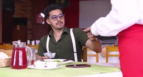 Le quit   la propina por ser mesera