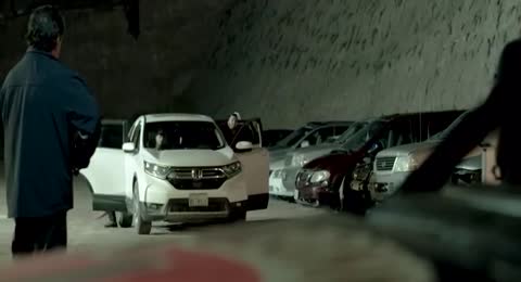 un hombre busca a los asesinos de su hijo sin saber lo que le espera