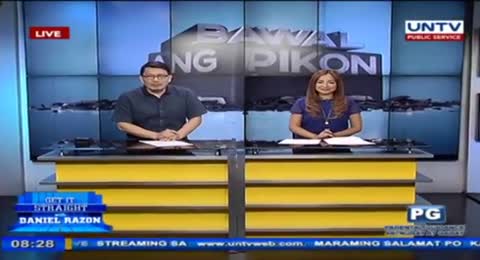 Informal settlers occupy sidewalk in Mindanao Avenue  put pedestrians in danger